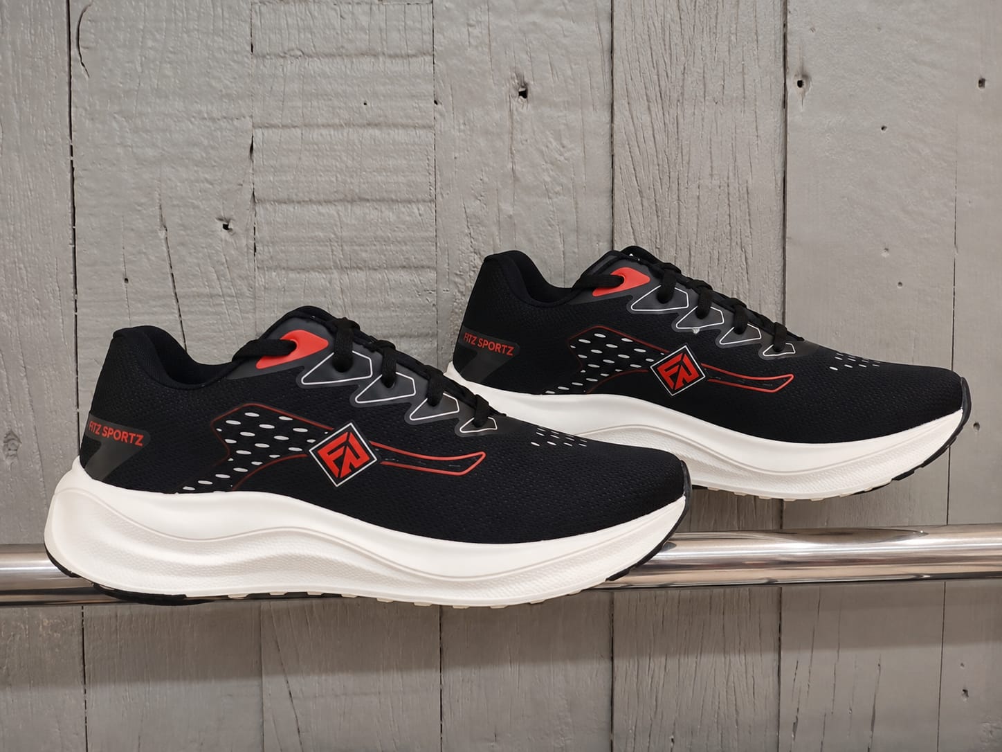 Tênis Esportivo Preto com Detalhes Vermelhos – Conforto e Estilo para o Dia a Dia